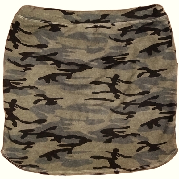 Sundry, Camo Print Skirt, Size (1) on Tag, Fits SMALL Waist Size (4-6) - Picture 2 of 4